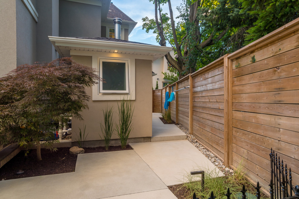 Inspiration for a mid-sized transitional landscaping in Toronto.