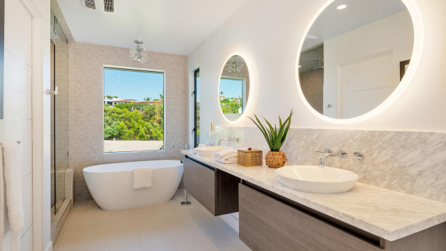 Pacific Beach Split Level modern-badezimmer