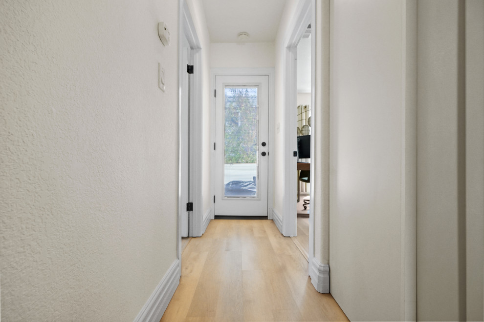Стильный дизайн: коридор среднего размера в стиле кантри с белыми стенами, полом из винила, бежевым полом и сводчатым потолком - последний тренд