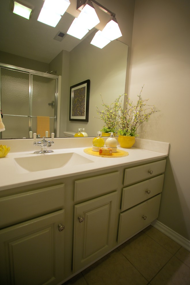 Immagine di una piccola stanza da bagno con doccia tradizionale con lavabo integrato, ante con bugna sagomata, ante bianche, top in superficie solida, piastrelle gialle, pareti grigie e pavimento con piastrelle in ceramica