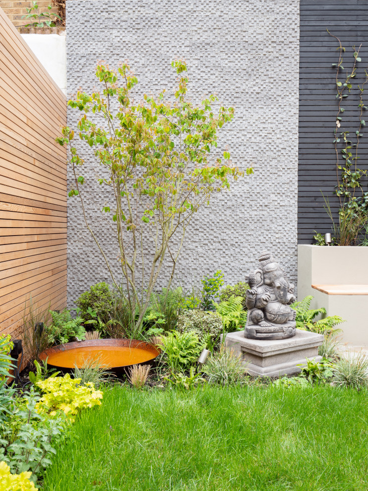 Inspiration for an asian backyard garden in London.