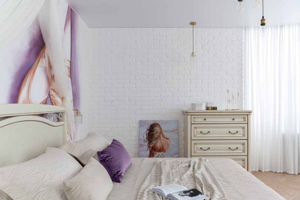 Cette image montre une chambre parentale blanche et bois traditionnelle de taille moyenne avec un mur blanc, un sol en bois brun, un sol beige, poutres apparentes et un mur en parement de brique.