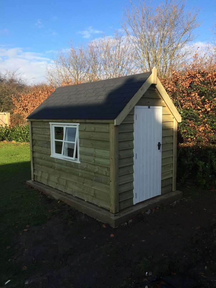 Photo of a large traditional detached garden shed in Buckinghamshire.