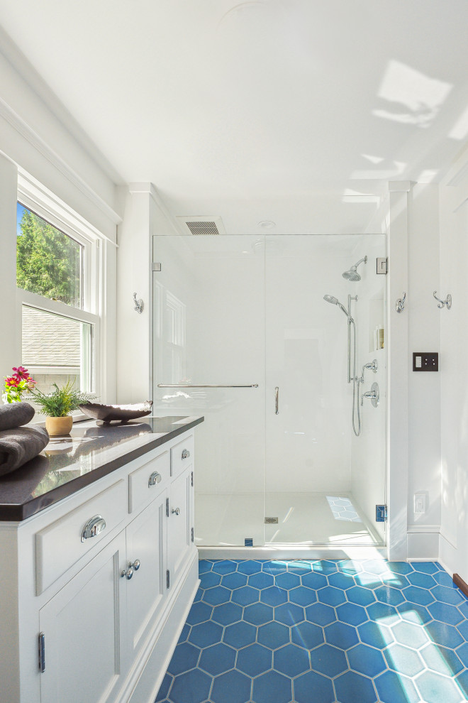 Idéer för ett mellanstort klassiskt grå en-suite badrum, med luckor med infälld panel, vita skåp, en kantlös dusch, en toalettstol med hel cisternkåpa, vit kakel, stenhäll, vita väggar, klinkergolv i keramik, ett piedestal handfat, granitbänkskiva, blått golv och dusch med gångjärnsdörr