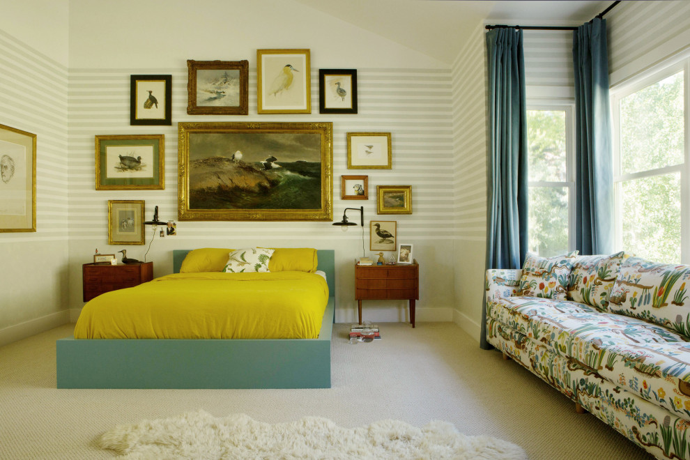 Inspiration pour une chambre bohème de taille moyenne avec un mur beige, aucune cheminée et un sol blanc.