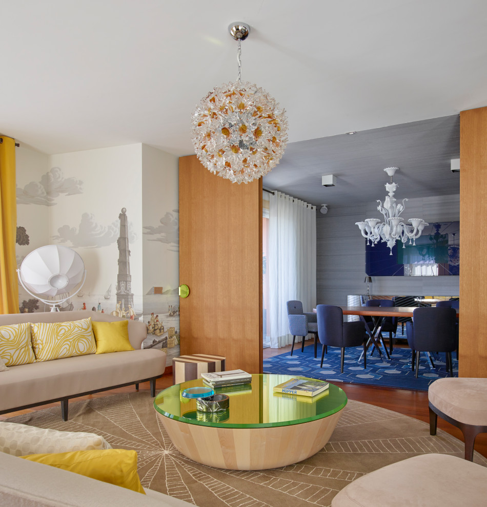 Идея дизайна: большая гостиная комната в современном стиле с разноцветными стенами, паркетным полом среднего тона, двусторонним камином, фасадом камина из камня, коричневым полом и обоями на стенах