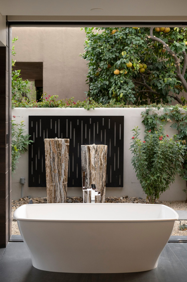 Geräumiges Modernes Badezimmer En Suite mit freistehender Badewanne, Fliesen aus Glasscheiben, grauem Boden und eingelassener Decke in Los Angeles