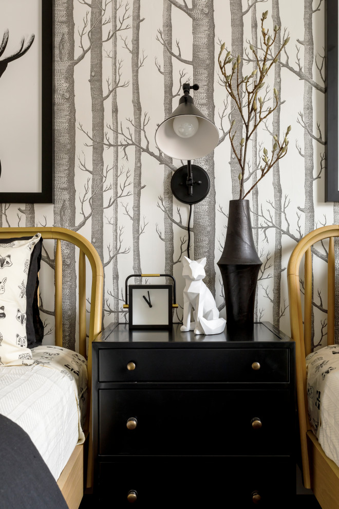 Foto de habitación de invitados clásica renovada de tamaño medio con paredes blancas, suelo de madera en tonos medios y papel pintado