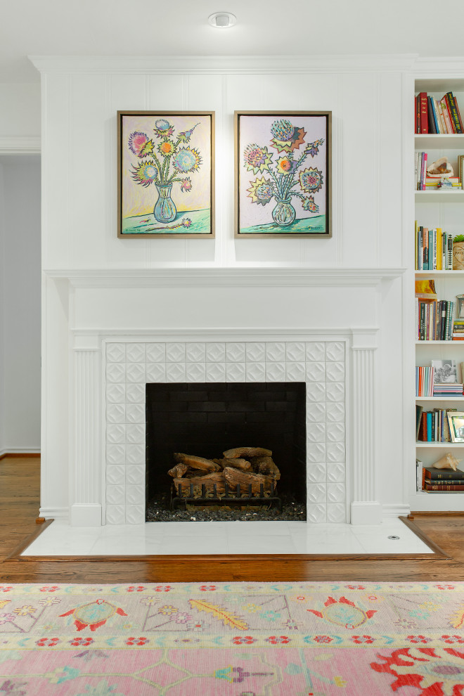 Cette photo montre une chambre parentale romantique de taille moyenne avec un mur blanc, un sol en bois brun, une cheminée standard, un manteau de cheminée en carrelage et un sol marron.