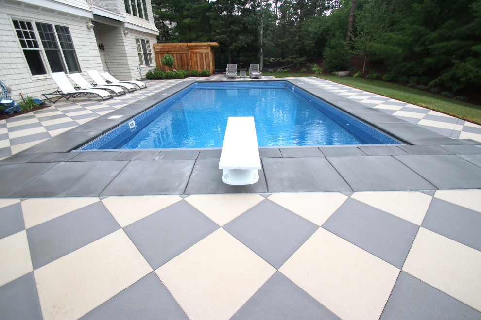 Ejemplo de piscina alargada romántica de tamaño medio rectangular en patio trasero con paisajismo de piscina y adoquines de hormigón