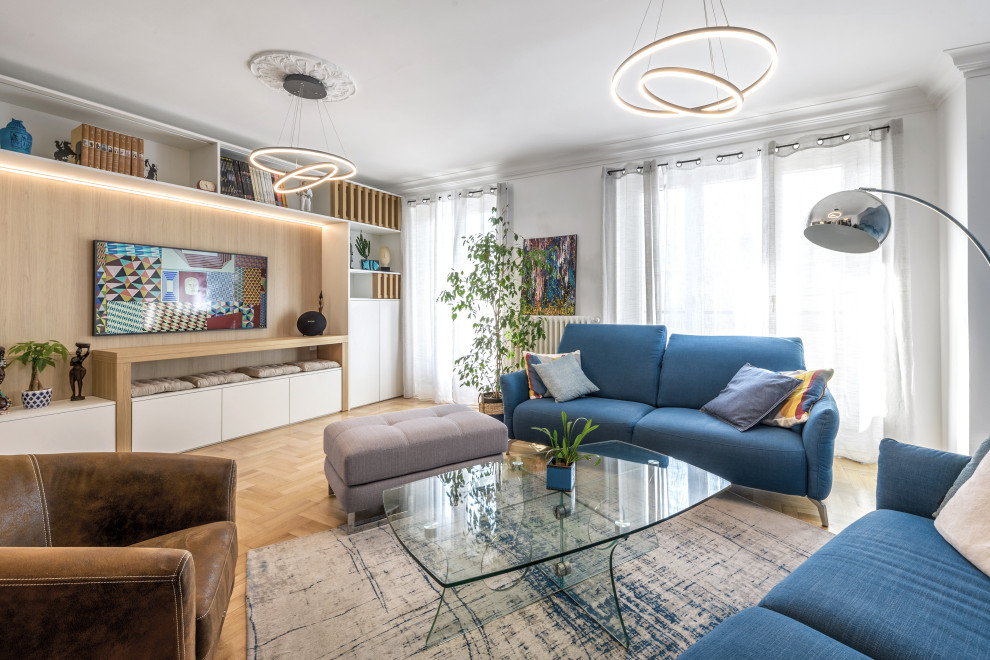 Идея дизайна: парадная, открытая гостиная комната среднего размера в современном стиле с светлым паркетным полом и скрытым телевизором