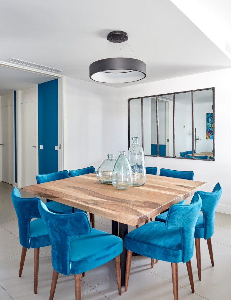 Foto de comedor clásico renovado grande con paredes blancas, chimenea lineal y suelo blanco