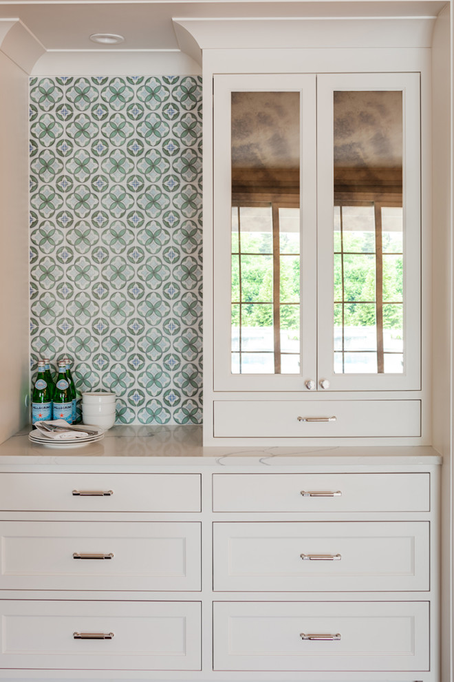 Eat-in kitchen - large transitional single-wall eat-in kitchen idea with shaker cabinets, white cabinets, quartzite countertops, an island and white countertops