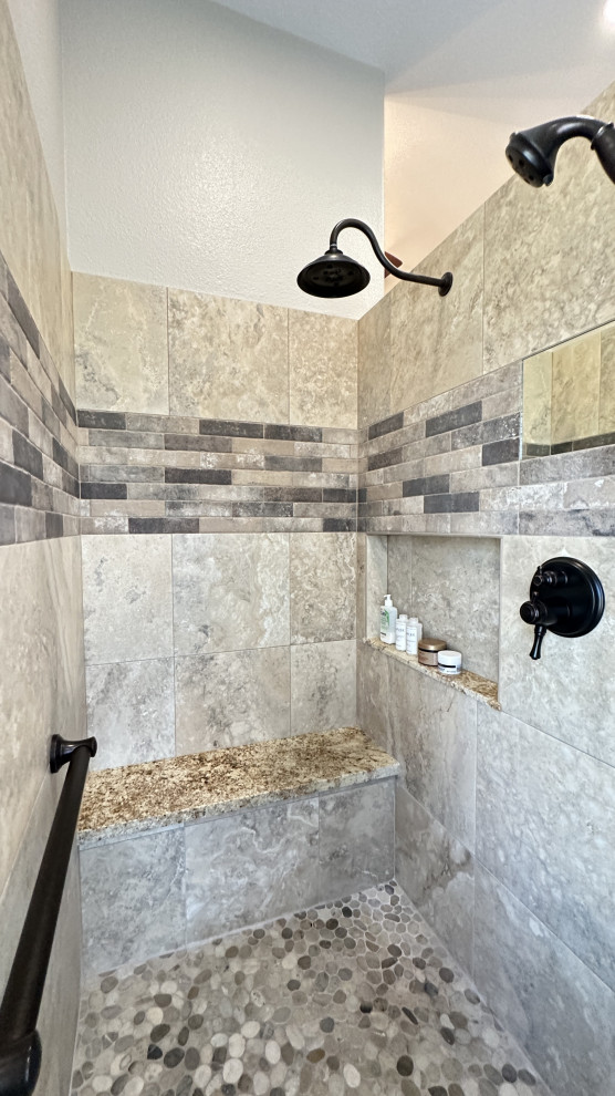 Exempel på ett stort modernt en-suite badrum, med ett platsbyggt badkar, en dusch i en alkov, grå kakel, porslinskakel, grå väggar, klinkergolv i småsten och grått golv