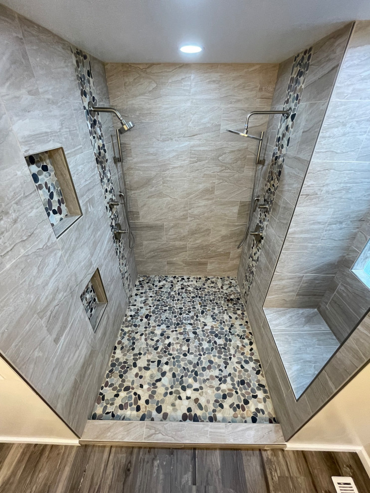 Esempio di una grande stanza da bagno padronale moderna con pavimento in laminato, pavimento beige, nicchia, ante in stile shaker e mobile bagno freestanding