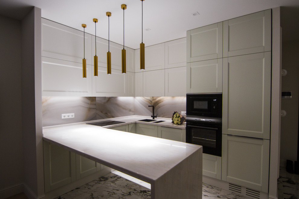 Минималистичная белая кухня с барной стойкой