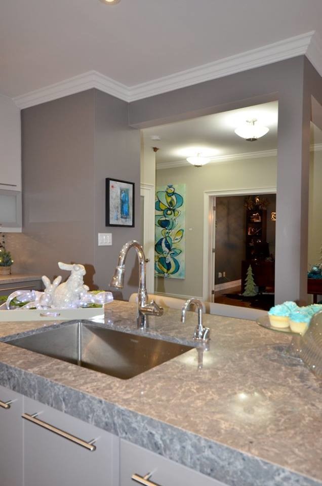 Transitional home design photo in Toronto