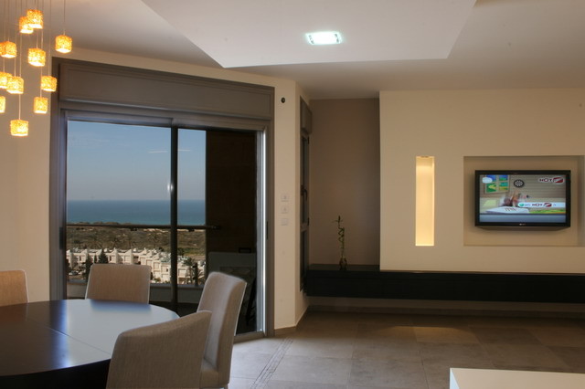 This is an example of a contemporary dining room in Tel Aviv.