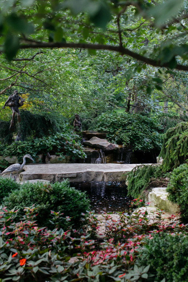 シカゴにある小さな、夏のトラディショナルスタイルのおしゃれな庭 (日陰、天然石敷き) の写真