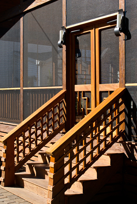Immagine di un portico etnico di medie dimensioni con un portico chiuso, pedane e un tetto a sbalzo