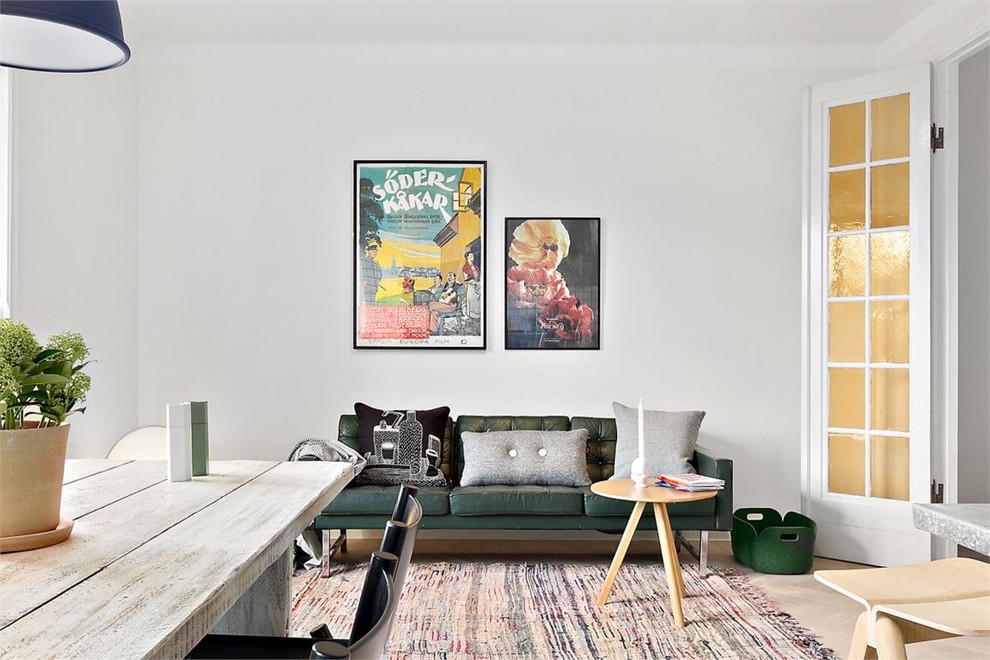 Idéer för mellanstora minimalistiska allrum med öppen planlösning, med vita väggar, ett finrum och ljust trägolv