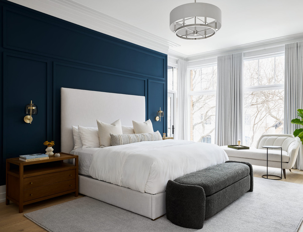 シカゴにあるトランジショナルスタイルのおしゃれな主寝室 (青い壁、淡色無垢フローリング、パネル壁) のレイアウト