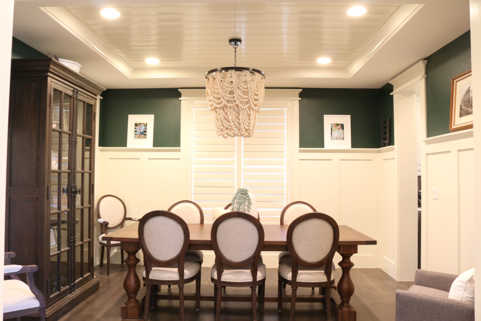 Geschlossenes, Mittelgroßes Klassisches Esszimmer mit grüner Wandfarbe, braunem Holzboden, braunem Boden, Holzdielendecke und Wandpaneelen