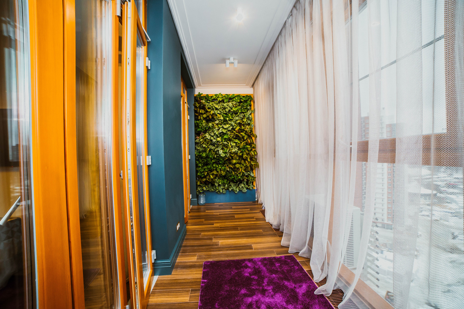 Зона отдыха с фитостененой организованная на лоджии