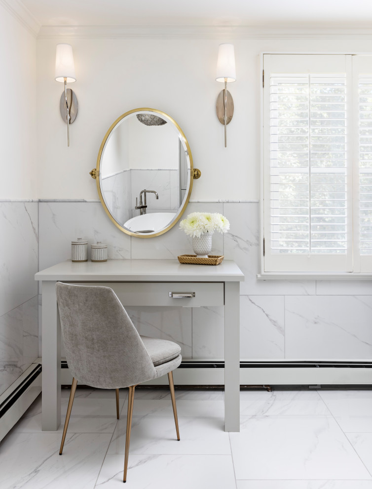 Источник вдохновения для домашнего уюта: большая главная ванная комната в стиле неоклассика (современная классика) с серыми фасадами, белой плиткой, керамогранитной плиткой, белыми стенами, полом из керамогранита и белым полом