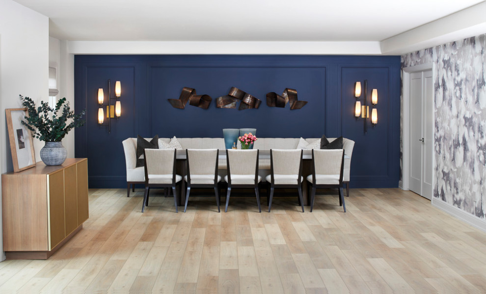 Cette image montre une salle à manger design de taille moyenne avec un mur bleu, sol en stratifié, un sol marron et du papier peint.