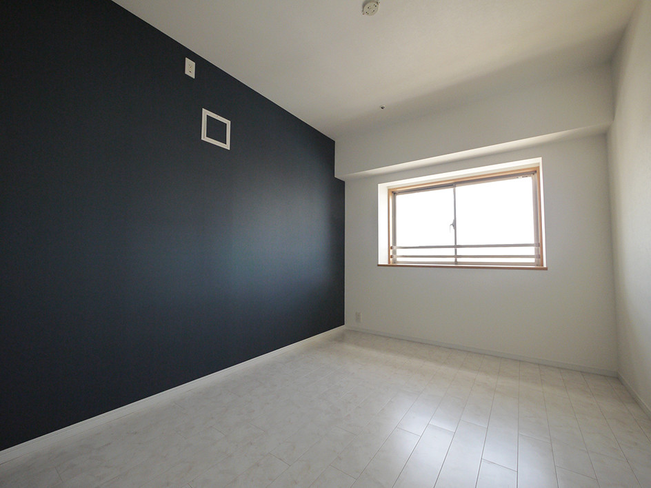 Modernes Hauptschlafzimmer mit blauer Wandfarbe, Sperrholzboden, weißem Boden, Tapetendecke und Tapetenwänden in Sonstige