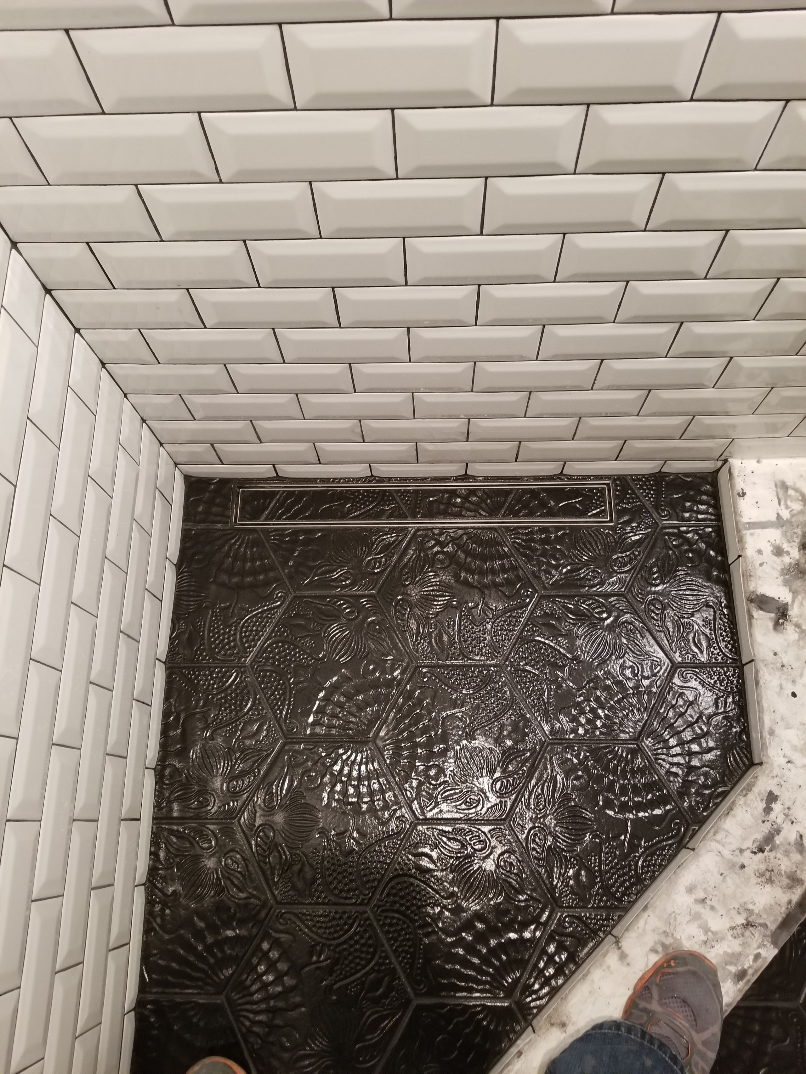 black and  withe  space saver  shower