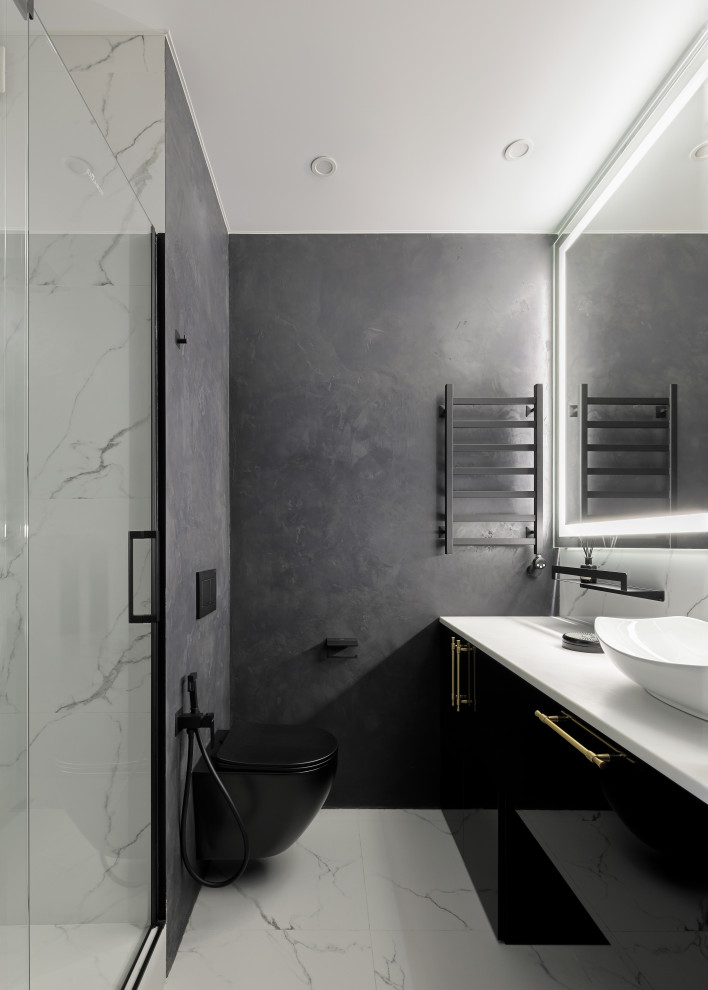 Пример оригинального дизайна: ванная комната среднего размера в современном стиле с плоскими фасадами, черными фасадами, душем в нише, инсталляцией, серой плиткой, керамогранитной плиткой, серыми стенами, полом из керамогранита, душевой кабиной, накладной раковиной, столешницей из искусственного камня, белым полом, душем с распашными дверями, белой столешницей, зеркалом с подсветкой, тумбой под одну раковину и напольной тумбой