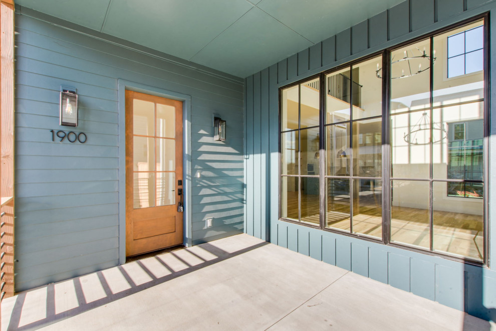 Foto de fachada de casa azul y gris campestre de tamaño medio de tres plantas con revestimiento de aglomerado de cemento, tejado a dos aguas, tejado de metal y panel y listón