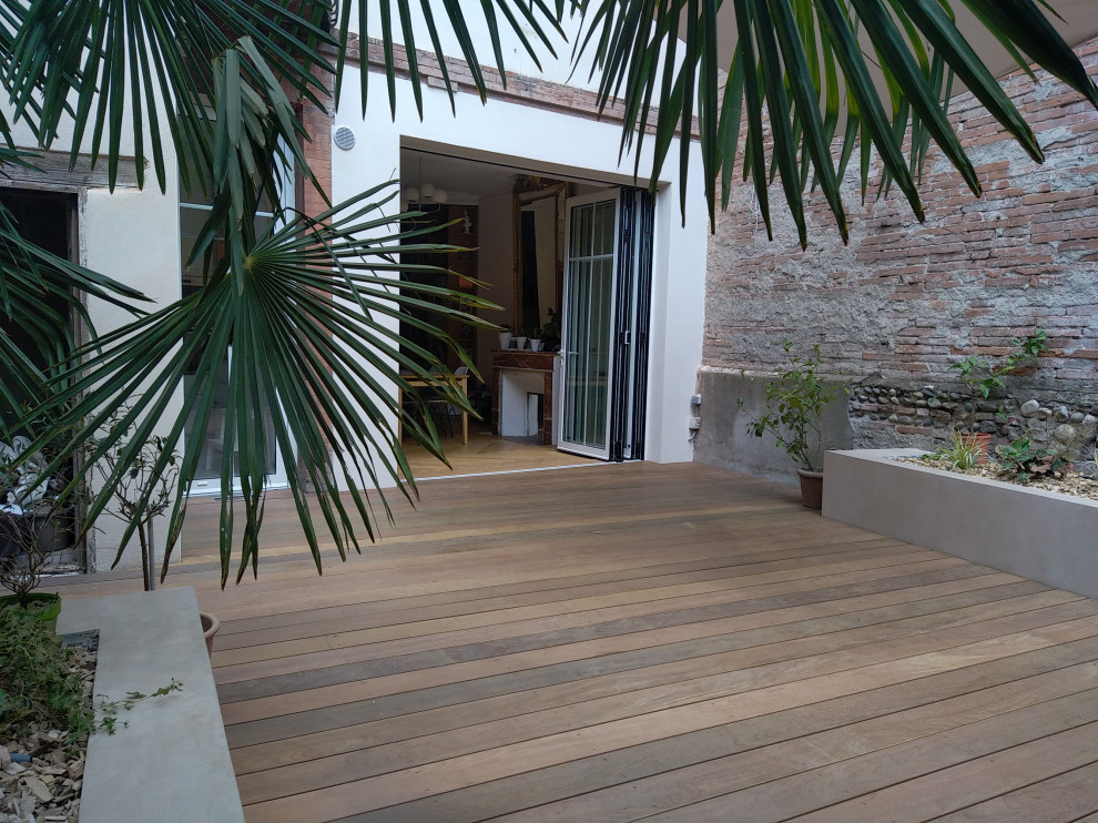 This is an example of a contemporary terrace in Toulouse.