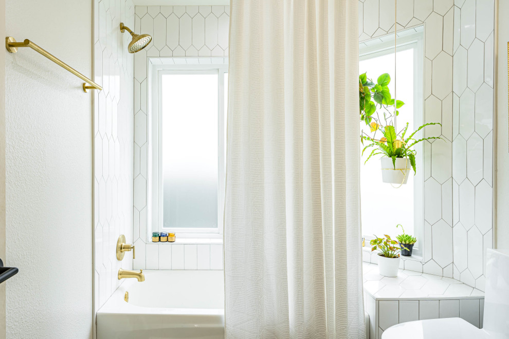Стильный дизайн: ванная комната среднего размера в стиле модернизм с фасадами с выступающей филенкой, темными деревянными фасадами, душем над ванной, унитазом-моноблоком, белой плиткой, керамогранитной плиткой, бежевыми стенами, полом из керамогранита, душевой кабиной, накладной раковиной, столешницей из искусственного кварца, серым полом, шторкой для ванной, белой столешницей, тумбой под одну раковину, встроенной тумбой, балками на потолке и деревянными стенами - последний тренд