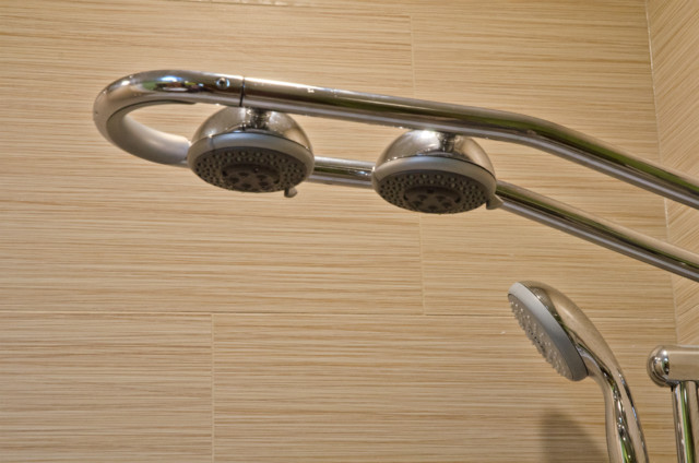 Chrome Grohe sink and bath fixtures. contemporaneo-cuarto-de-bano