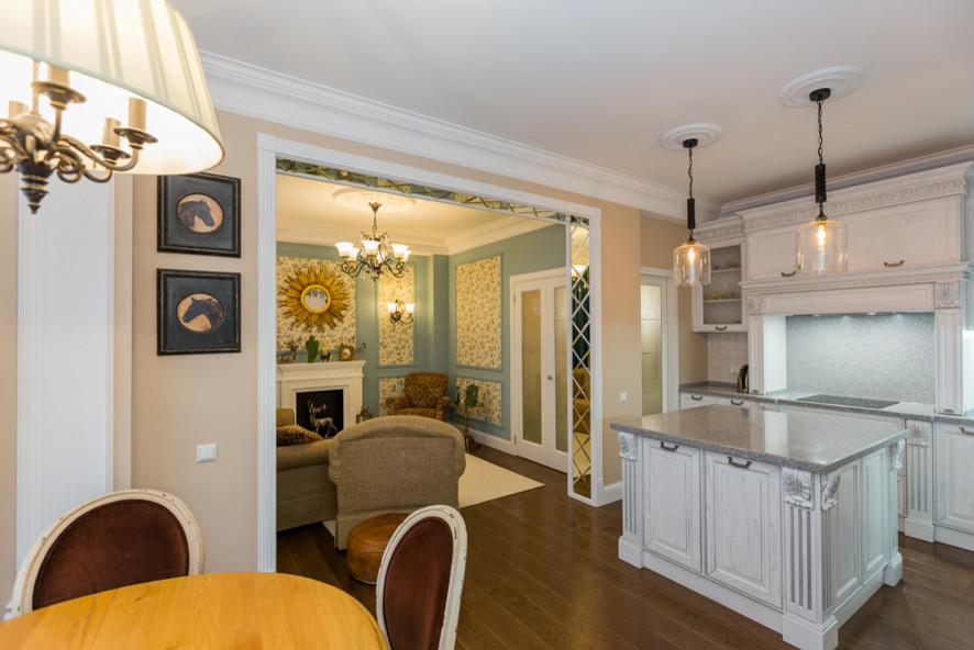 Кухня соединенная с гостиной зеркальным порталом. Реализованный проект