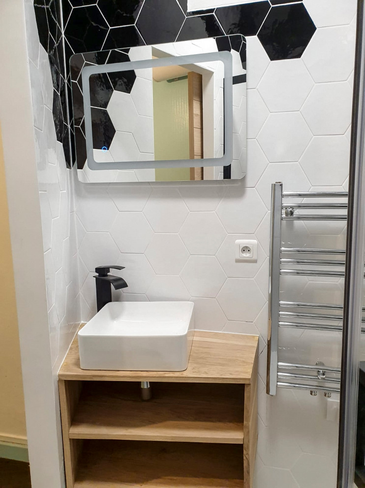 Idéer för små funkis badrum med dusch, med en vägghängd toalettstol, svart och vit kakel, keramikplattor, vita väggar, betonggolv, ett fristående handfat, träbänkskiva och vitt golv