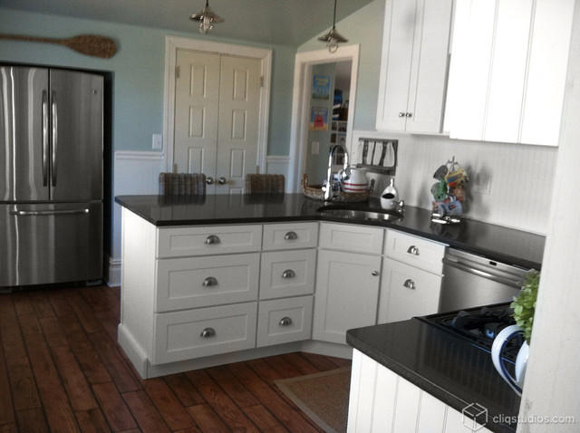 Black And White Beach Cottage Kitchen American Traditional