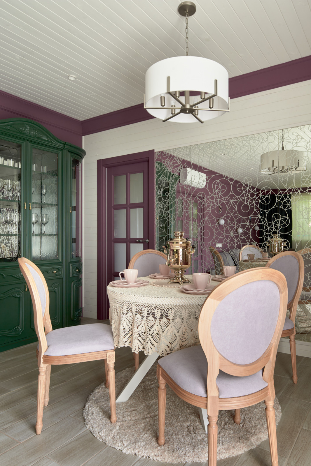 Фиолетовая гостиная-столовая