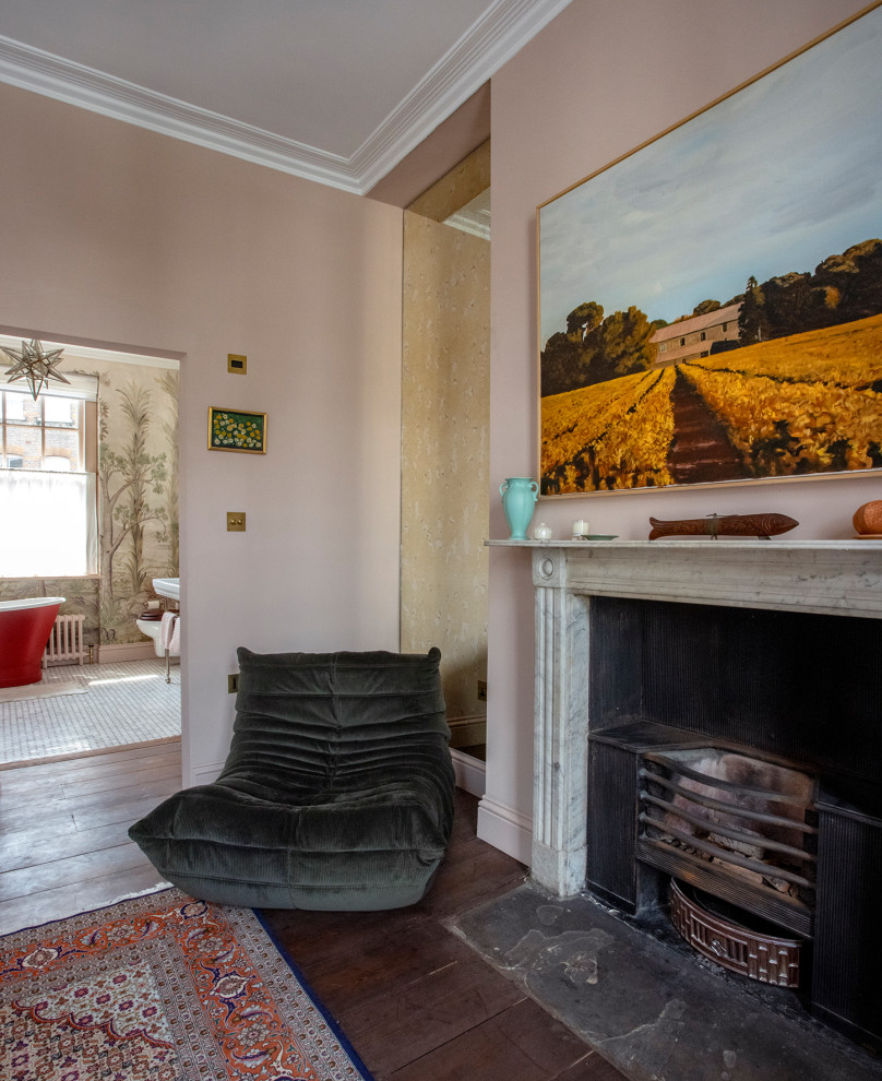 ロンドンにある広いコンテンポラリースタイルのおしゃれな主寝室 (ピンクの壁、無垢フローリング、標準型暖炉、石材の暖炉まわり) のインテリア