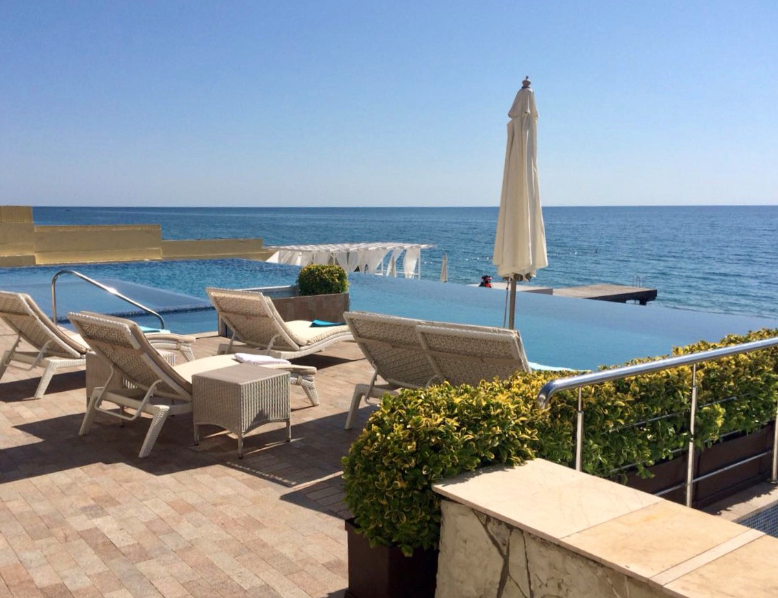 Бассейн на берегу моря