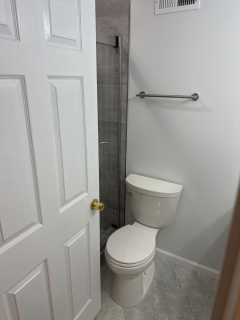 Bathroom Remodeling Project in Ashburn with Contemporary Look modern-badezimmer