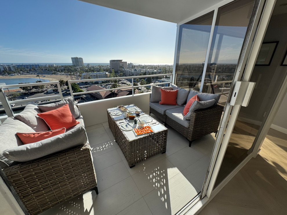 Example of a trendy balcony design in Los Angeles