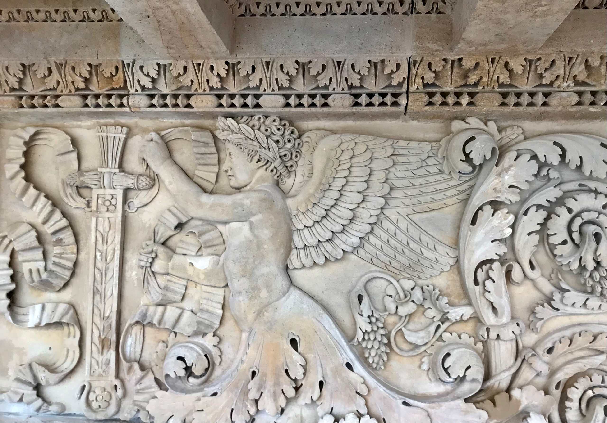 La symbolique du décor en bas relief orne la façade nord