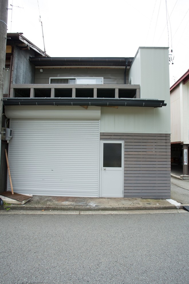 他の地域にある小さなモダンスタイルのおしゃれな二階建ての家 (メタルサイディング) の写真