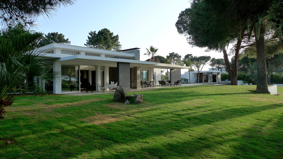 Photo of a modern exterior in Corsica with mixed siding and a flat roof.