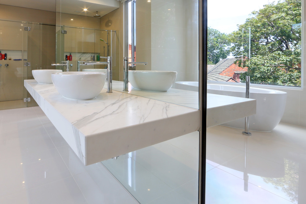 This is an example of a contemporary bathroom in Melbourne.
