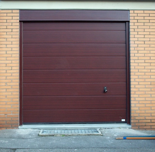 Garagentor Hörmann M-Sicke in Decograin Rosewood - Landhausstil